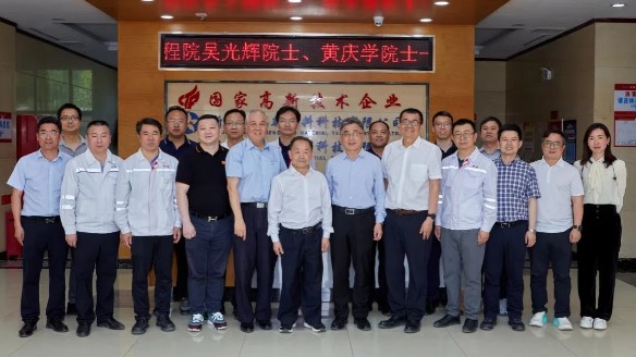 Các viện sĩ Học viện Kỹ thuật Trung Quốc, Ngô Quang Vinh và Hoàng Khánh Học, đến Tân Cương Xương Tích để khảo sát.