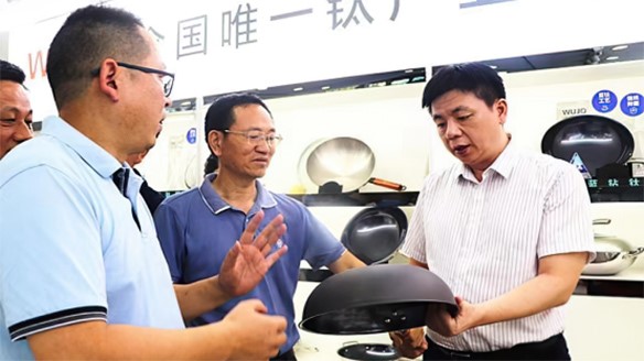 Chủ tịch Ủy ban Hội nghị Chính trị Nhân dân Thành phố Lô Điền, ông Liang Lijian, đến thăm và tặng quà mát-xa tại Công ty Kang Tiêl